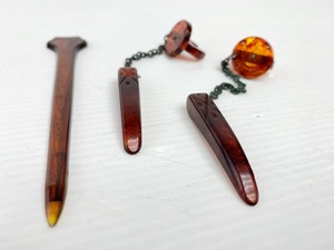lot 70 image: Vintage 1930s-40s Bakelite Hair Clips etc