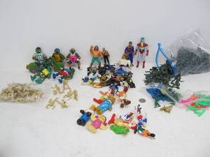 lot 23 image: Lot of Assorted Vintage etc Toys Army Men Ninja Turtles etc