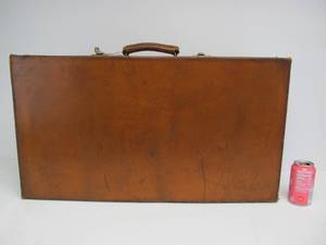 lot 19 image: Nice Vintage Leather Suitcase