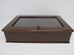 lot 90 image: Nice Vintage Countertop or Wall Display Case