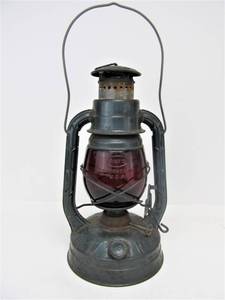 lot 27 image: Vintage DIETZ Little Wizard Lantern wRed Glass Globe