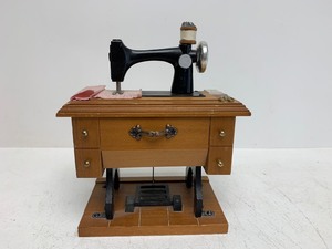 lot 42 image: Vintage Wooden Sewing Machine Music Box