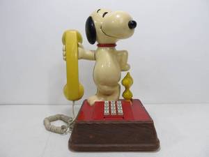 lot 239 image: Vintage SNOOPY Telephone