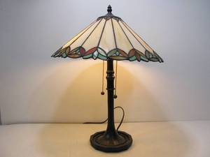 lot 241 image: Signed QUOIZEL Stained Glass Tiffany Style Table Lamp