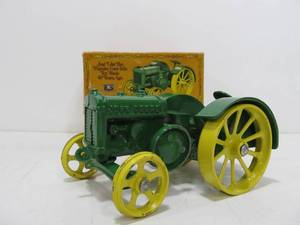 lot 250 image: Vintage 70s JOHN DEERE Cast Iron Tractor Toy wBox