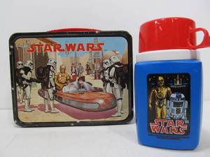 lot 265 image: Excellent Vintage 1977 STAR WARS Metal Lunch Box wThermos