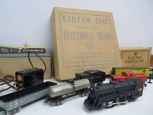 lot 294 image: Nice Vintage O Gauge MARX Stream Line Electric Train Set - Electric Switch Set & Lionel No. 362 Barrel Loader
