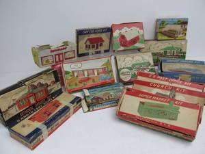 lot 156 image: Great Lot of 1950s-60s Era Vintage PLASTICVILLE O Gauge Building Sets #1