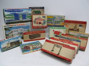 lot 157 image: Great Lot of 1950s-60s Era Vintage PLASTICVILLE O Gauge Building Sets #2