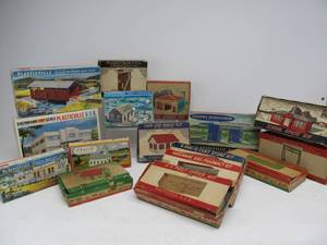 lot 158 image: Great Lot of 1950s-60s Era Vintage PLASTICVILLE O Gauge Building Sets #3