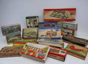 lot 160 image: Great Lot of 1950s-60s Era Vintage PLASTICVILLE O Gauge Building Sets #5