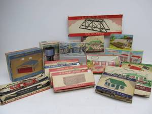 lot 161 image: Great Lot of 1950s-60s Era Vintage PLASTICVILLE O Gauge Building Sets #6