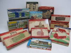lot 162 image: Great Lot of 1950s-60s Era Vintage PLASTICVILLE O Gauge Building Sets #7