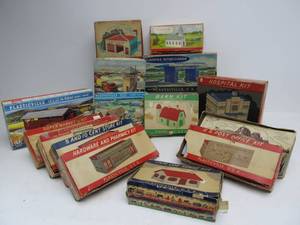 lot 163 image: Great Lot of 1950s-60s Era Vintage PLASTICVILLE O Gauge Building Sets #8