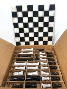 lot 104 image: Excellent Vintage Onyx & Ceramic Black & White Chess Set