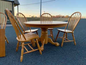 lot 313 image: Excellent Clean Clawfoot Dining Table w6 Matching Chairs