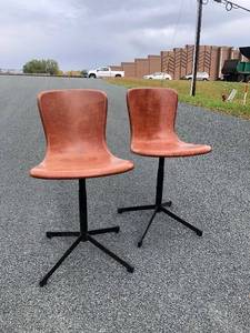 lot 315 image: Pair of Mid Century Fiberglass Hamilton Cosco Swivel Chairs