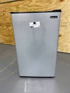 lot 63 image: MAGIC CHEF 4.4 cu. ft. Mini Fridge in Stainless Look