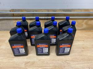 lot 87 image: HUSQVARNA Lot of 11 Quarts of 5W-30