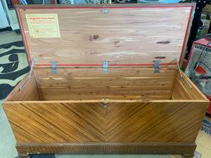lot 1 image: Antique Honor-Bilt Cedar Chest