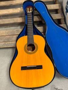lot 7 image: Tanara Acoustic Guitar & Case