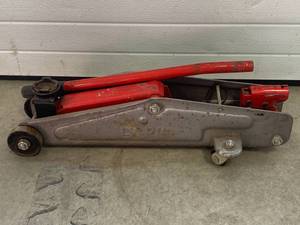 lot 18 image: Larkin Automotive Jack