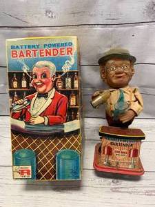 lot 33 image: Vintage Charlie Weaver Battery Operated Bartender From Japan