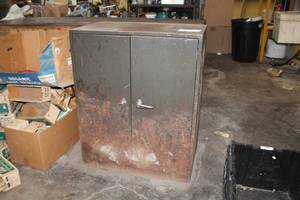 lot 86 image: Metal Storage Cabinet 2-Door 3-shelf