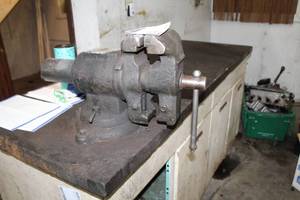 lot 23 image: Bench Vise 6
