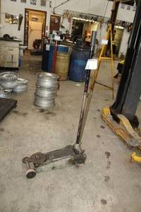 lot 11 image: Hydraulic Floor Jack