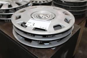 lot 73 image: Lot of (3) VW Hubcaps