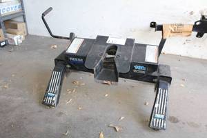 lot 137 image: Reese 16k 5th Wheel Hitch Assembly