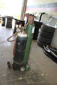 lot 8 image: Oxy-Acetylene Torch Welder - Includes Tanks, Cart