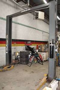 lot 3 image: Challenger 37000 2-Post Auto Lift