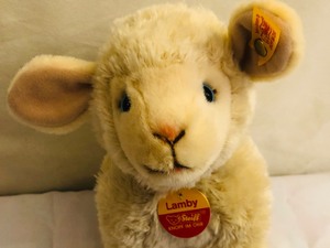 lot 4 image: Steiff Lamby