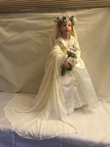 lot 33 image: Gotz Bride Doll