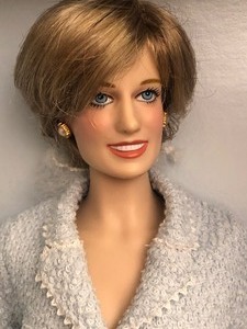 lot 14 image: Princess Diana Doll- Franklin Mint