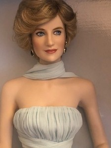 lot 27 image: Princess Diana Doll- Franklin Mint
