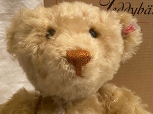 lot 130 image: Steiff Teddy Bear with Box and Certificate