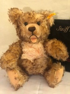 lot 60 image: Steiff Bear- North America Exclusive 2008