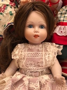 lot 83 image: Lot of 5 Small Porcelain Dolls