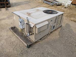 lot 501 image: Lennox Rooftop AC Unit - Model GCS16-036-90-5Y - 3 Phase