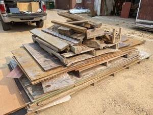 lot 526 image: Large Pallet of Wood & Lumber