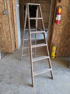 lot 557 image: 6 Wood Step Ladder