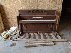 lot 559 image: Story & Clark Electric Piano