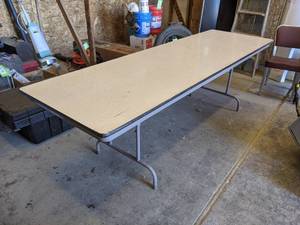 lot 578 image: 8 Folding Table