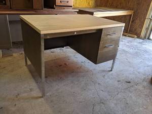 lot 580 image: Steel Desk