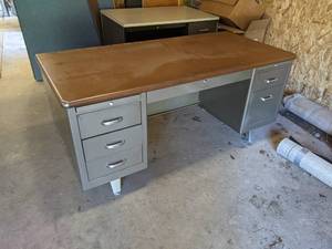 lot 583 image: Metal Desk