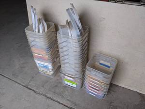 lot 690 image: (25) 1-Gallon Square Buckets
