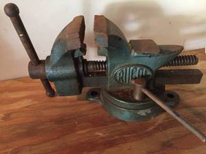 lot 46 image: Rogul Bench Vise